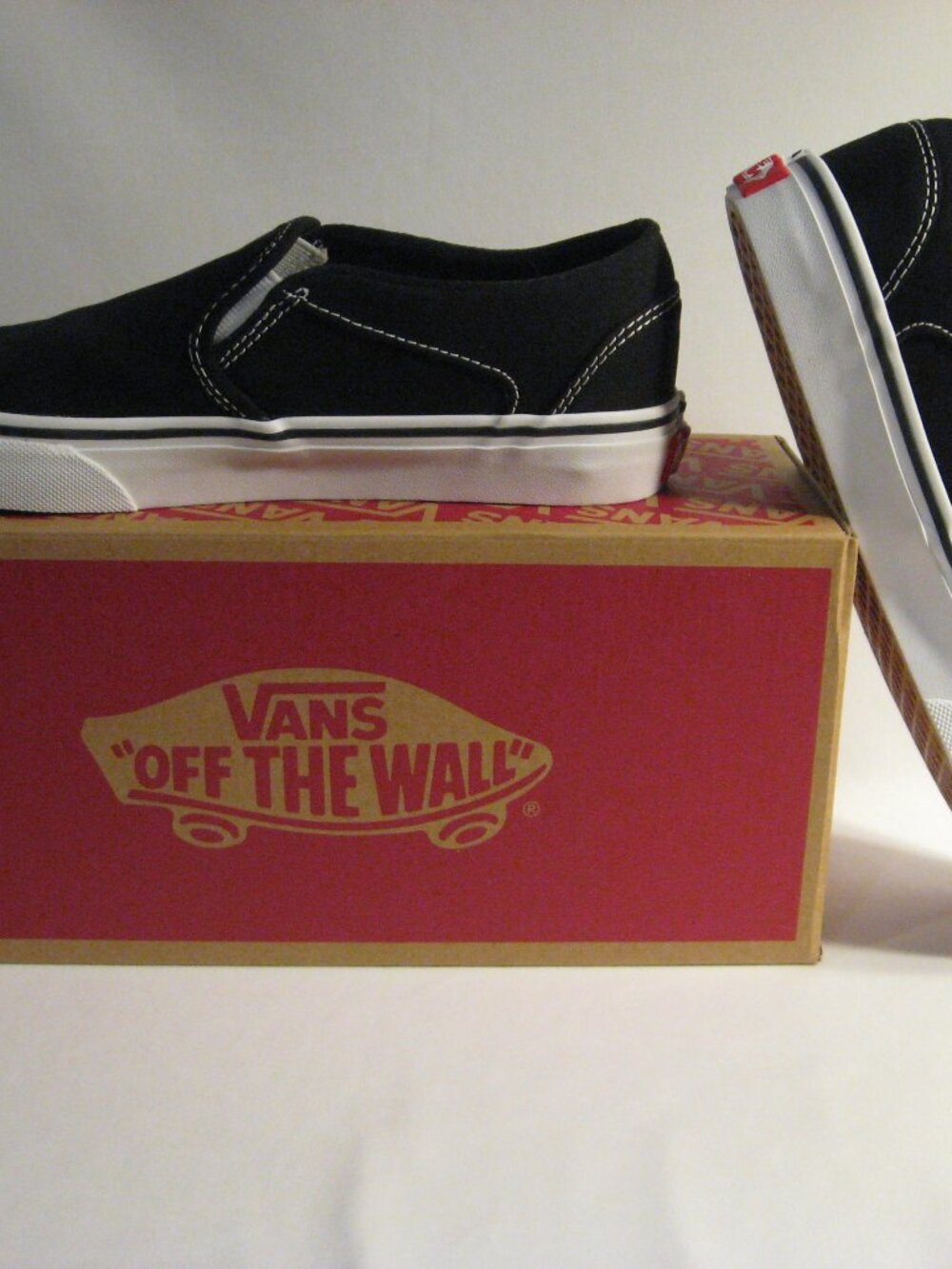 VANS ASHER WOMEN'S SIZE 8 SLIP ONS - NEW IN BOX